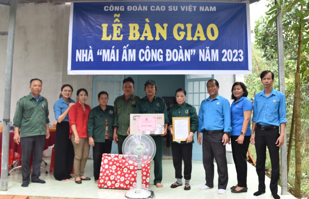 Công đoàn Cao su Việt Nam trao 2 căn nhà Mái ấm Công đoàn cho công nhân Tổng Công ty Cao su Đồng Nai